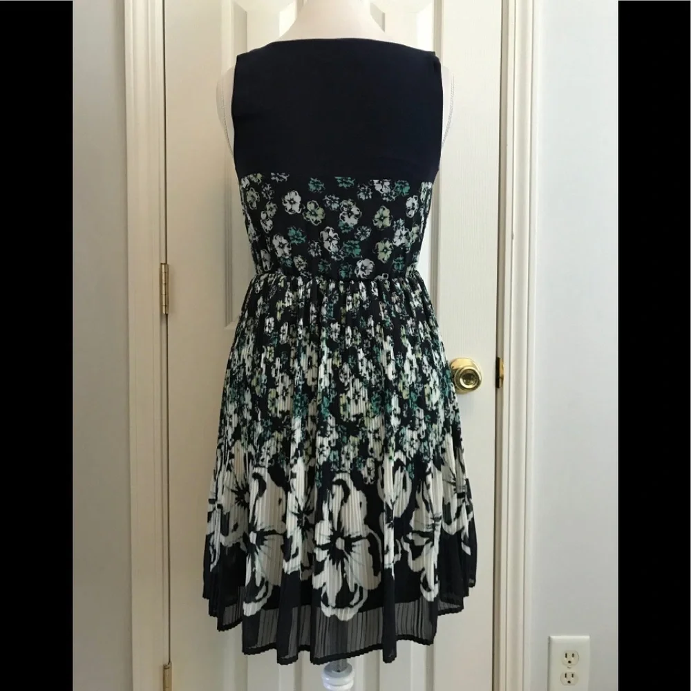 💙Cute Navy Blue w/ Flower Print Dress - Picture 8 of 8